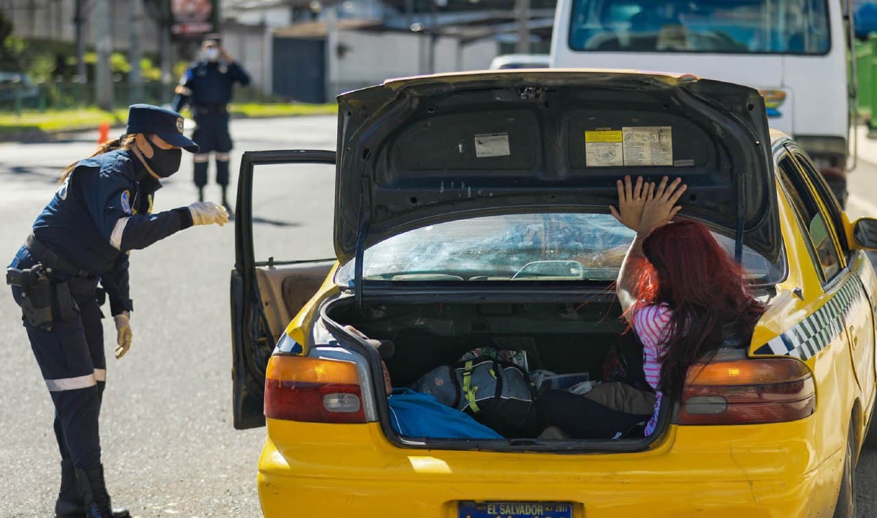Autoridades infraccionan a conductor por poner en riesgo la vida de pasajeros autoridades-infraccionan-a-conductor-por-poner-en-riesgo-la-vida-de-pasajeros
